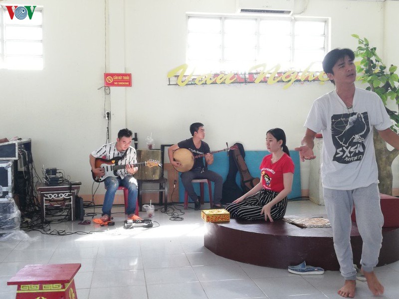 cac nghe si nha hat tay do tuyen truyen phong dich bang don ca tai tu hinh 1
