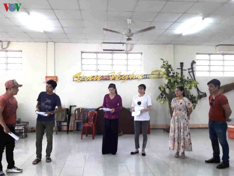 cac nghe si nha hat tay do tuyen truyen phong dich bang don ca tai tu hinh 2