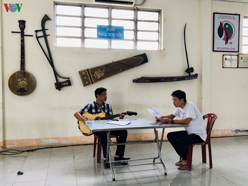 cac nghe si nha hat tay do tuyen truyen phong dich bang don ca tai tu hinh 3