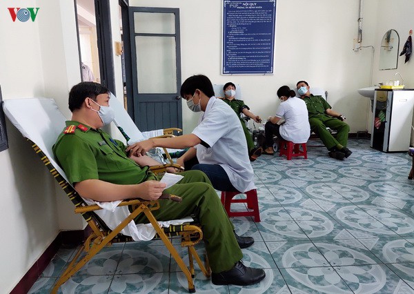 1000 can bo, chien sy cong an phu yen dang ky hien mau tinh nguyen hinh 1