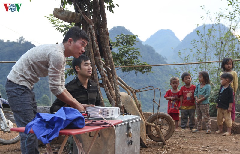lang tham nhung nguoi "cong phim" len vung cao hinh 14