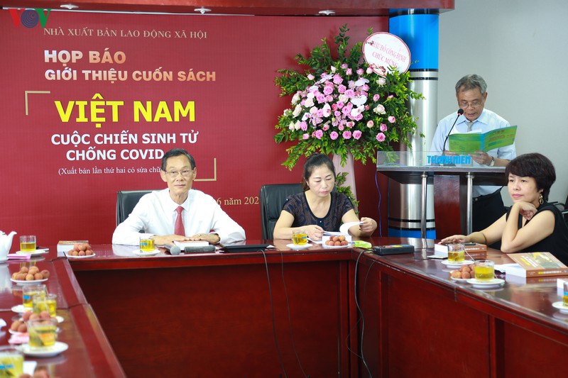 tai ban cuon sach "viet nam - cuoc chien sinh tu chong covid-19" hinh 1