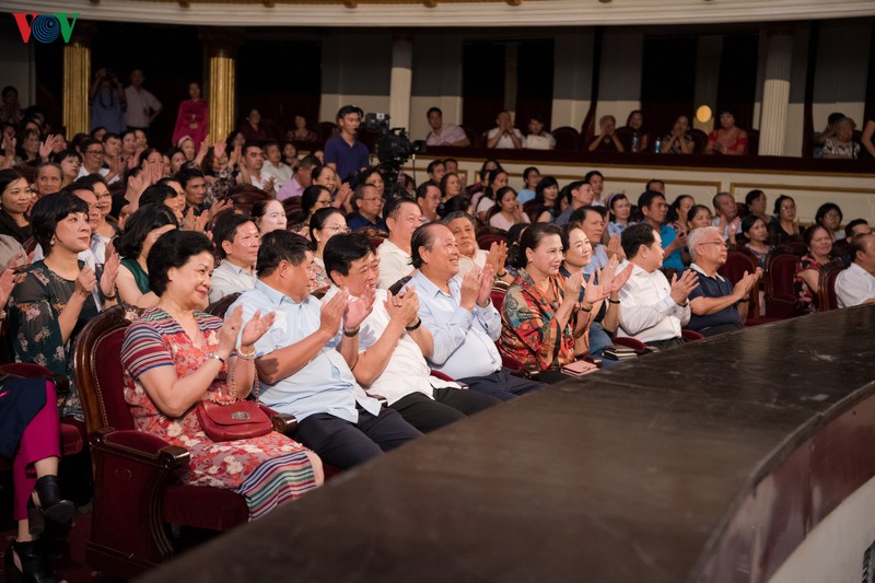khan phong nha hat lon chat kim khan gia xem vo "chuyen tinh khau vai" hinh 2