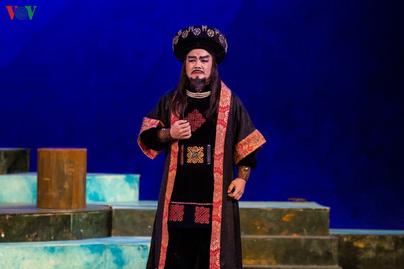 khan phong nha hat lon chat kim khan gia xem vo "chuyen tinh khau vai" hinh 11
