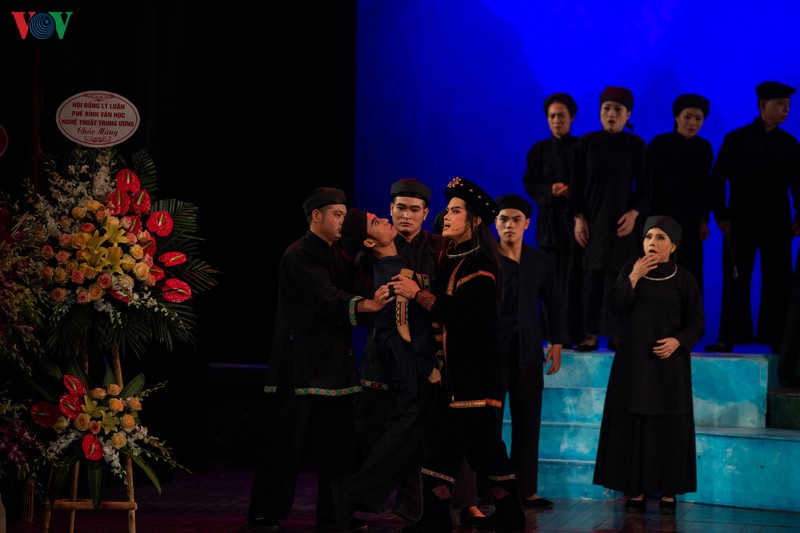 khan phong nha hat lon chat kim khan gia xem vo "chuyen tinh khau vai" hinh 14