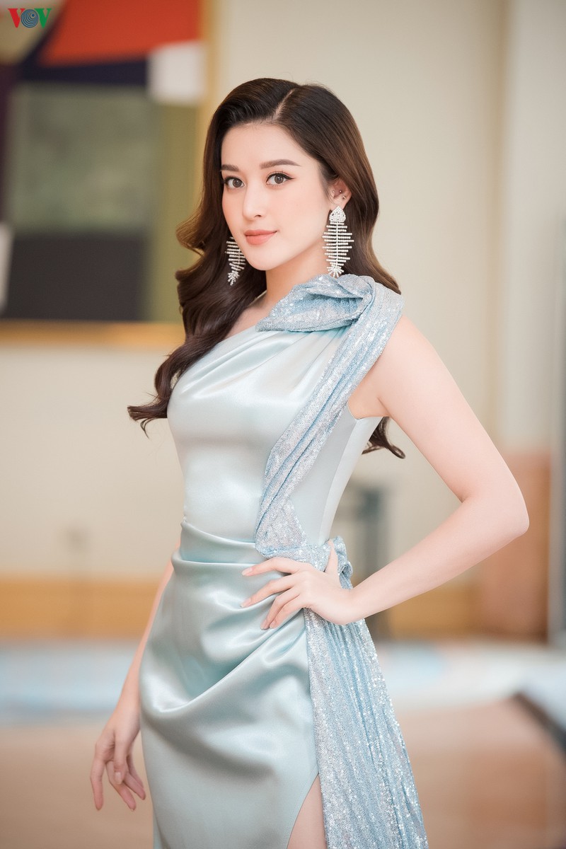 a hau huyen my dep tua "nu than", dien dam xe cao lo chan dai goi cam hinh 8