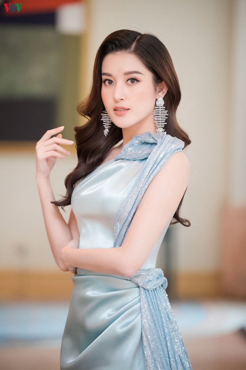 a hau huyen my dep tua "nu than", dien dam xe cao lo chan dai goi cam hinh 9
