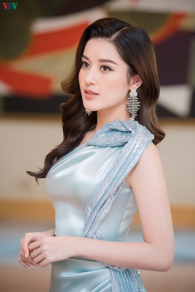 a hau huyen my dep tua "nu than", dien dam xe cao lo chan dai goi cam hinh 4