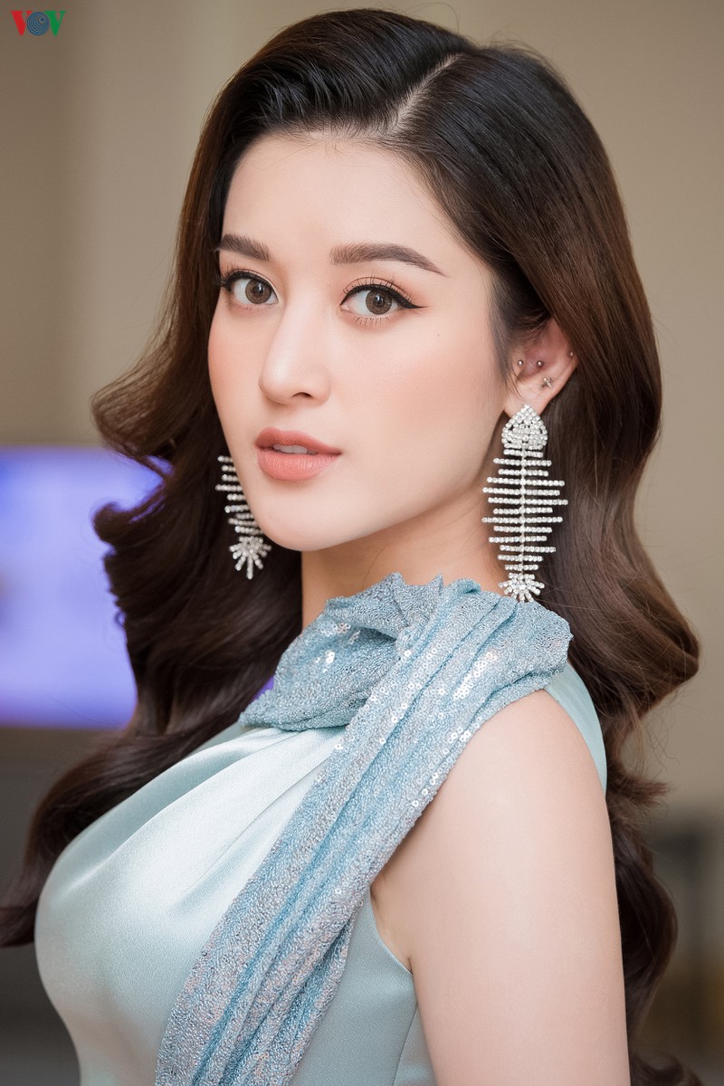 a hau huyen my dep tua "nu than", dien dam xe cao lo chan dai goi cam hinh 5