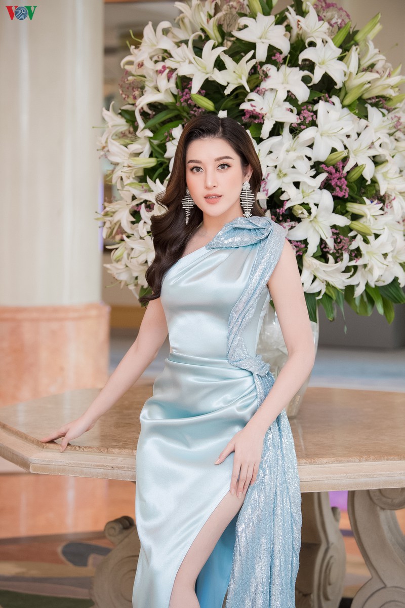 a hau huyen my dep tua "nu than", dien dam xe cao lo chan dai goi cam hinh 1