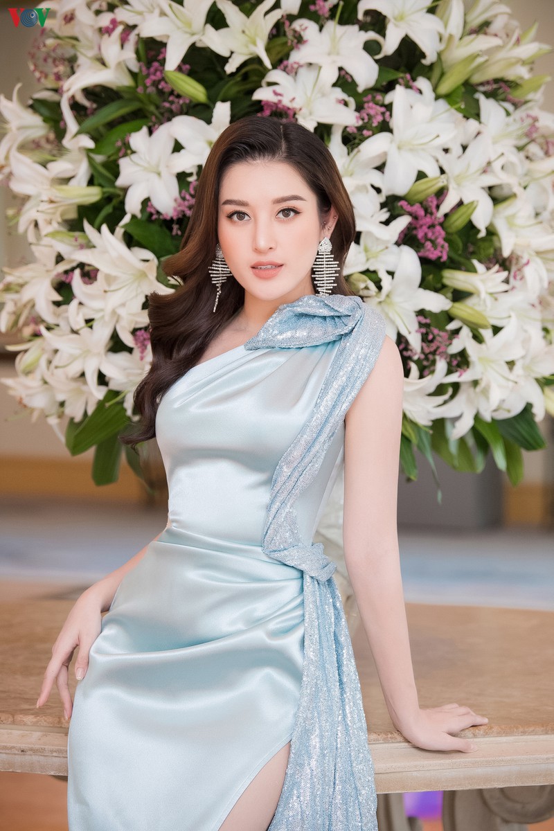 a hau huyen my dep tua "nu than", dien dam xe cao lo chan dai goi cam hinh 2