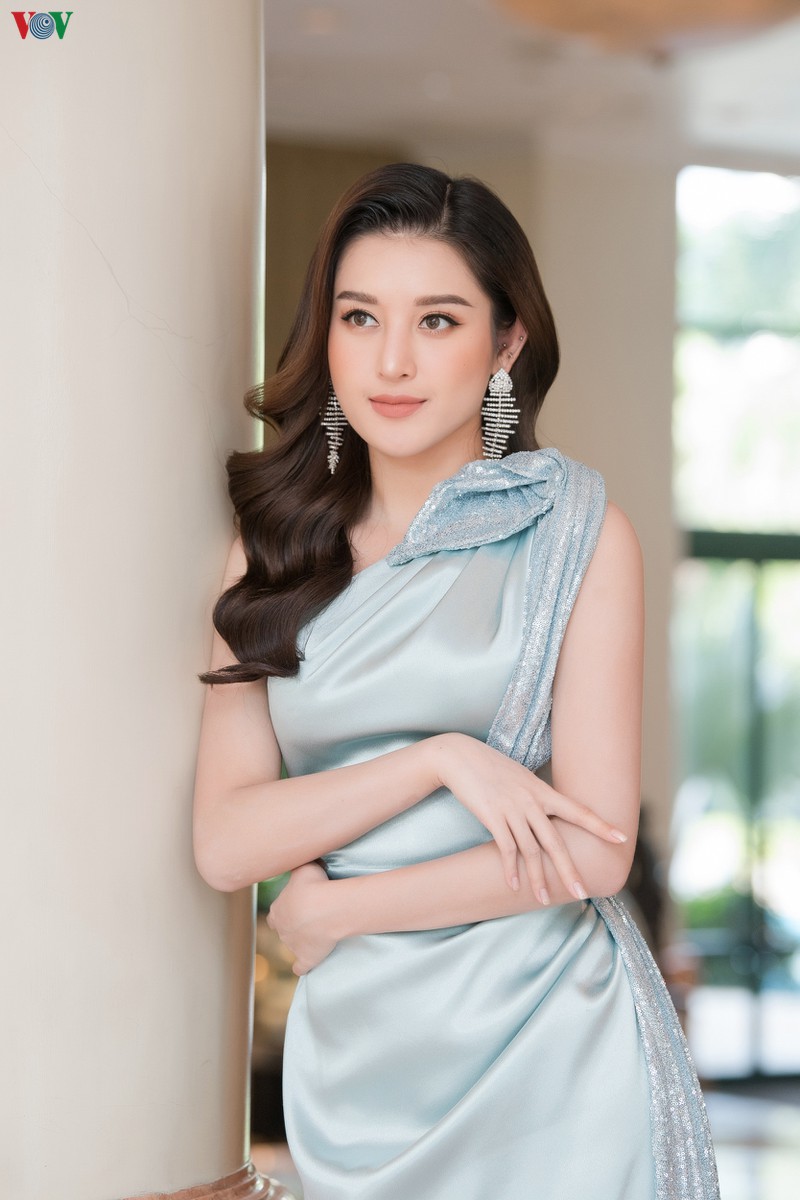 a hau huyen my dep tua "nu than", dien dam xe cao lo chan dai goi cam hinh 3