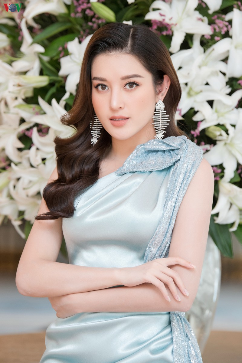 a hau huyen my dep tua "nu than", dien dam xe cao lo chan dai goi cam hinh 6