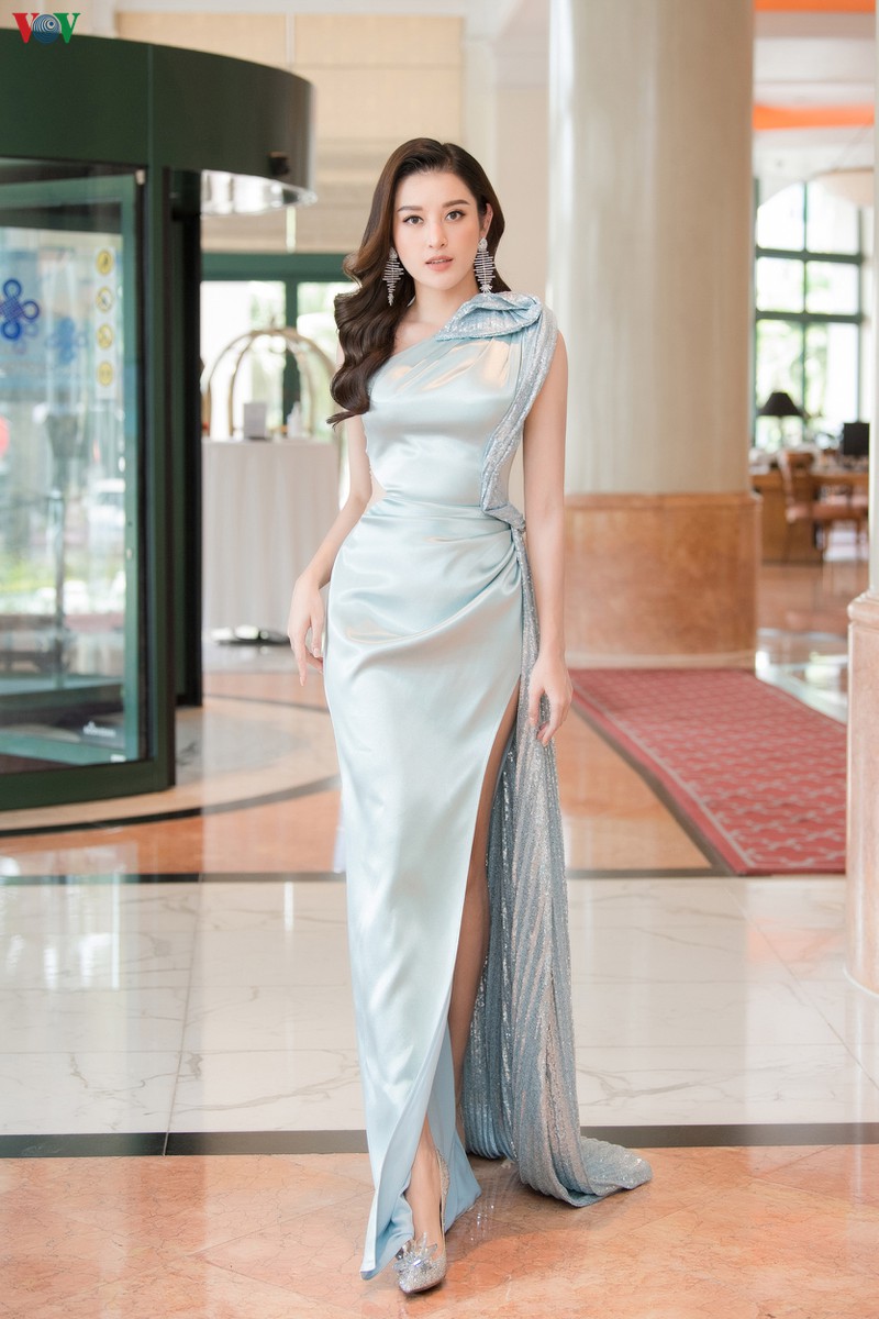 a hau huyen my dep tua "nu than", dien dam xe cao lo chan dai goi cam hinh 7