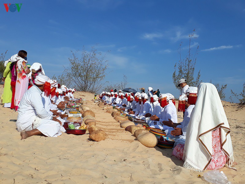 nguoi cham co nhieu doi moi trong viec cuoi, viec tang hinh 1