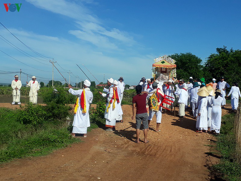 nguoi cham co nhieu doi moi trong viec cuoi, viec tang hinh 2