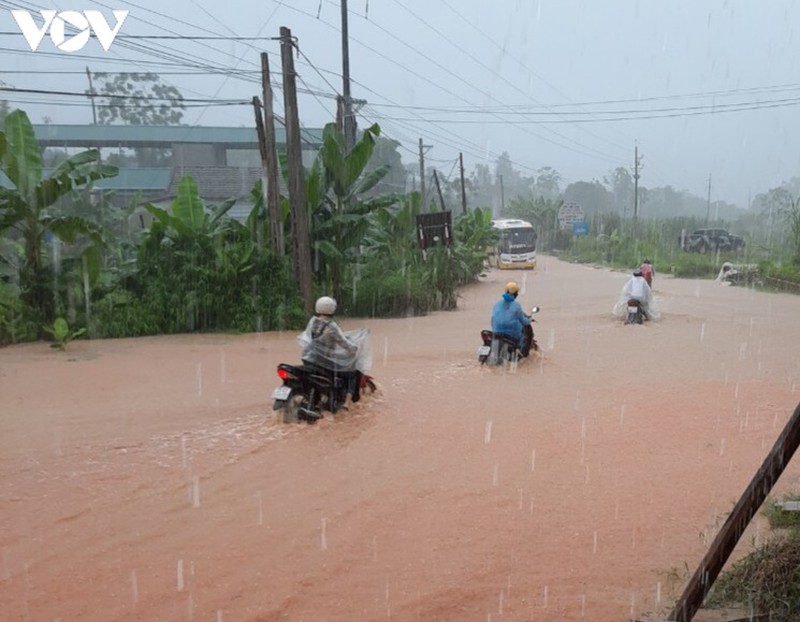 mua lon khien nhieu khu vuc o yen bai ngap lut, giao thong di lai kho khan hinh 1