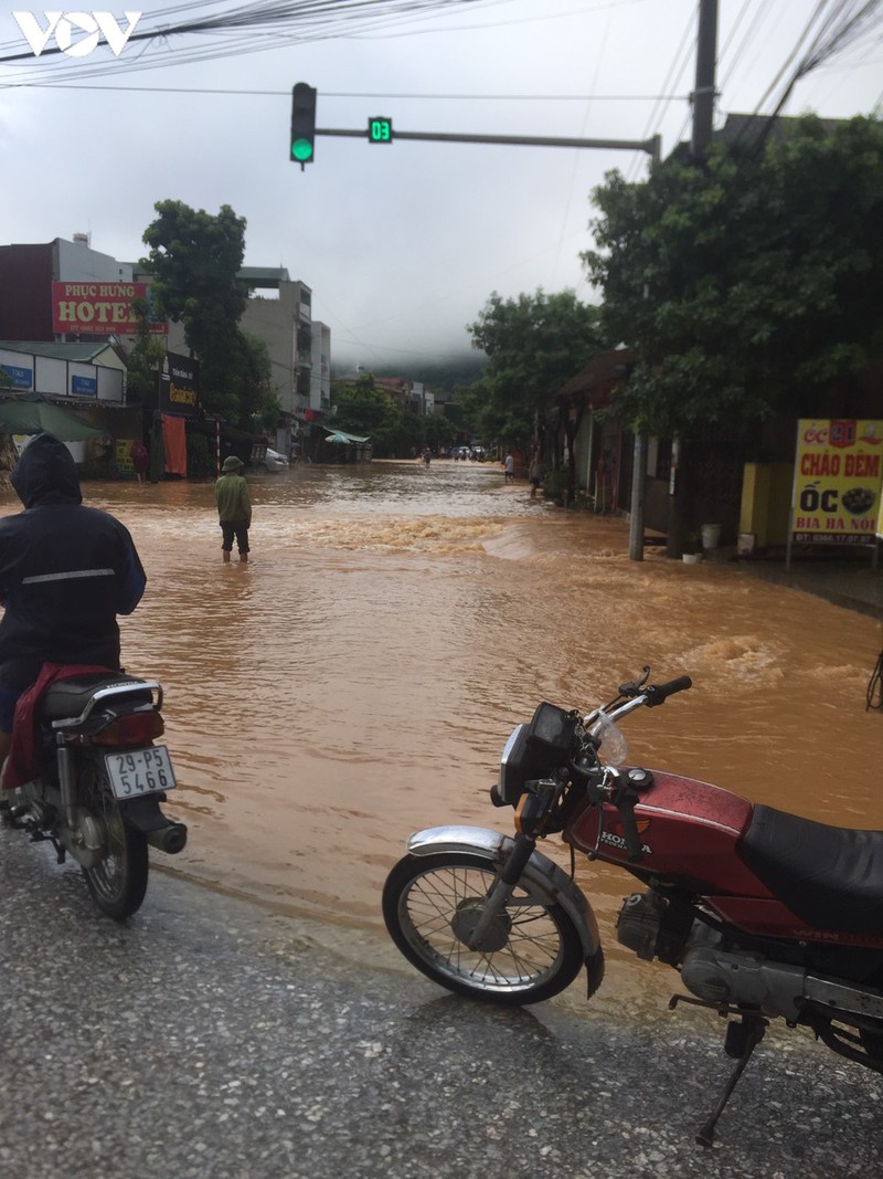 mua lon khien nhieu khu vuc o yen bai ngap lut, giao thong di lai kho khan hinh 2