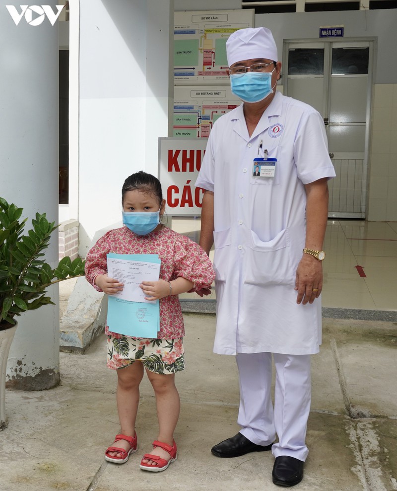 be gai 5 tuoi o bac lieu xuat vien sau khi duoc dieu tri khoi covid-19  hinh 1
