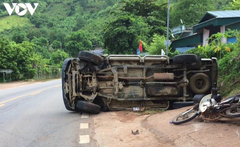 3 vu tai nan lien tiep tren quoc lo 6, 1 nguoi bi thuong nang  hinh 1