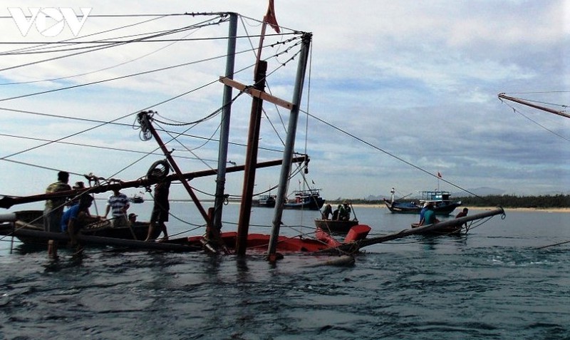 thoi tiet xau, 2 tau ca ngu dan quang nam gap nan hinh 1