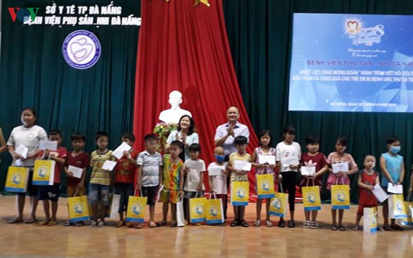 100 suat qua duoc trao tan tay tre em mac benh ung thu va tim bam sinh hinh 1