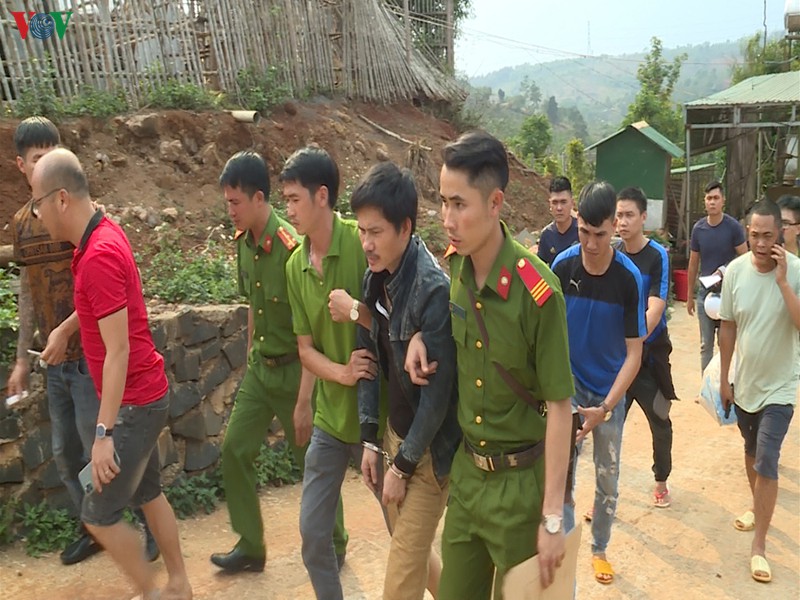 bat doi tuong mua ban ma tuy, thu 6 khau sung     hinh 1