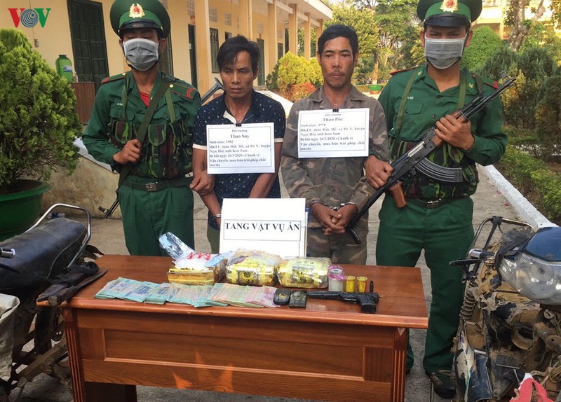 bat 2 doi tuong van chuyen ma tuy da va mang theo sung hinh 1