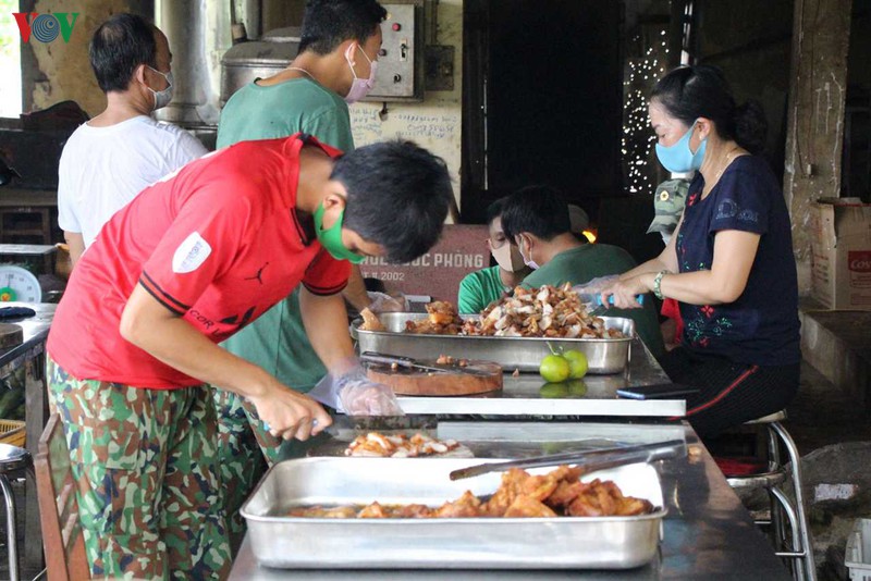 bo doi thuc khuya, day som nau com phuc vu nguoi cach ly hinh 9