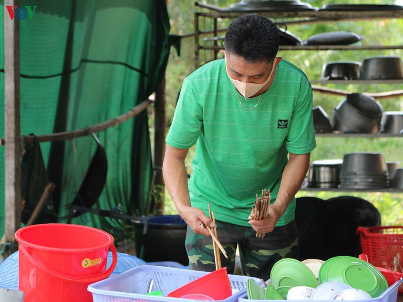 bo doi thuc khuya, day som nau com phuc vu nguoi cach ly hinh 10