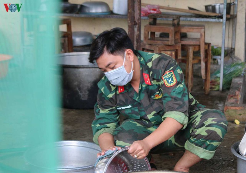 bo doi thuc khuya, day som nau com phuc vu nguoi cach ly hinh 11