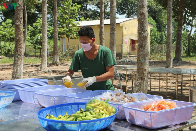 bo doi thuc khuya, day som nau com phuc vu nguoi cach ly hinh 12