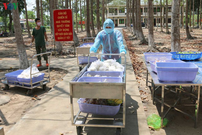 bo doi thuc khuya, day som nau com phuc vu nguoi cach ly hinh 14