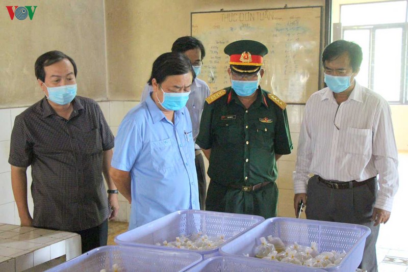 bo doi thuc khuya, day som nau com phuc vu nguoi cach ly hinh 2