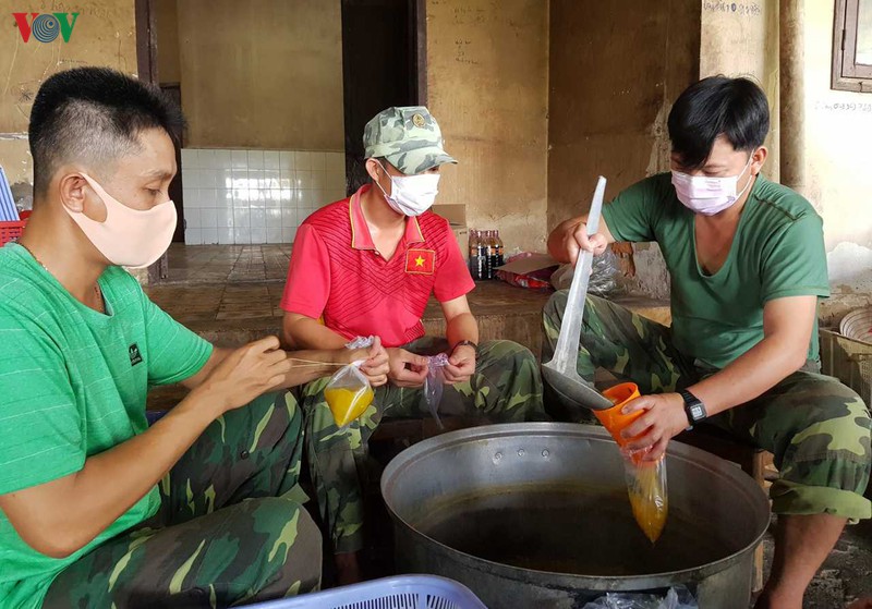 bo doi thuc khuya, day som nau com phuc vu nguoi cach ly hinh 3