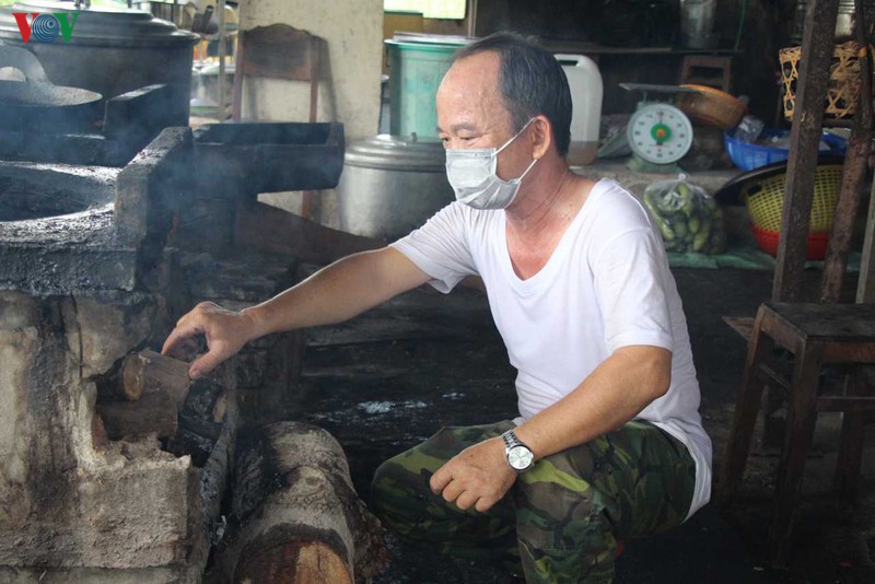 bo doi thuc khuya, day som nau com phuc vu nguoi cach ly hinh 4