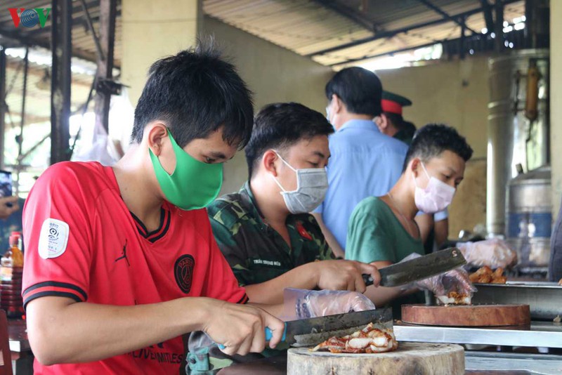 bo doi thuc khuya, day som nau com phuc vu nguoi cach ly hinh 6