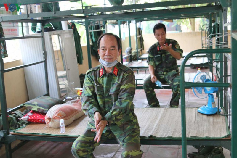 bo doi thuc khuya, day som nau com phuc vu nguoi cach ly hinh 8