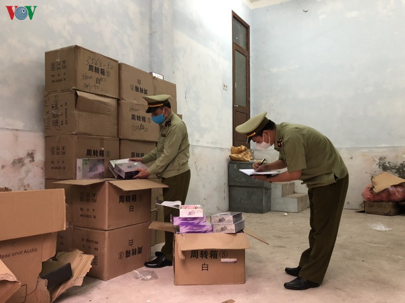 quang ninh thu giu gan 500 hop my pham trang da nhap lau hinh 1