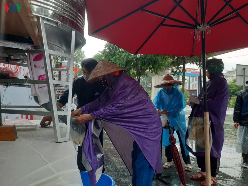cau chuyen rot nuoc mat cua nhung nguoi ngheo doi mua nhan gao tu thien hinh 1
