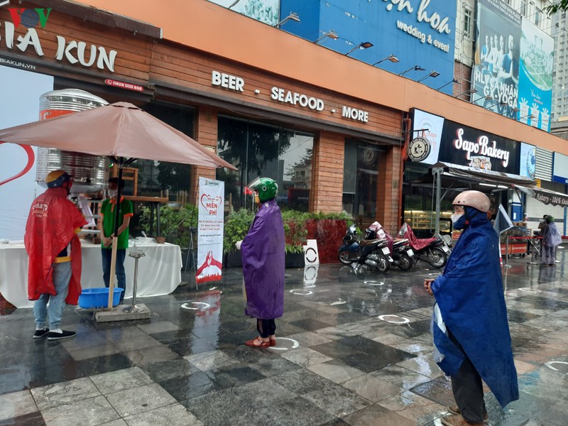 cau chuyen rot nuoc mat cua nhung nguoi ngheo doi mua nhan gao tu thien hinh 2