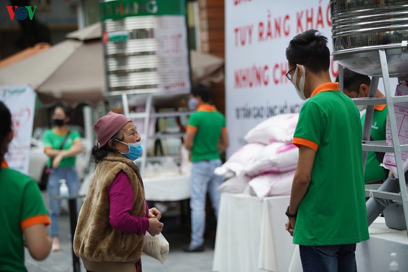 cau chuyen rot nuoc mat cua nhung nguoi ngheo doi mua nhan gao tu thien hinh 3