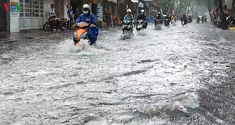 mua lon o tphcm, nhieu tuyen duong ngap sau           hinh 1