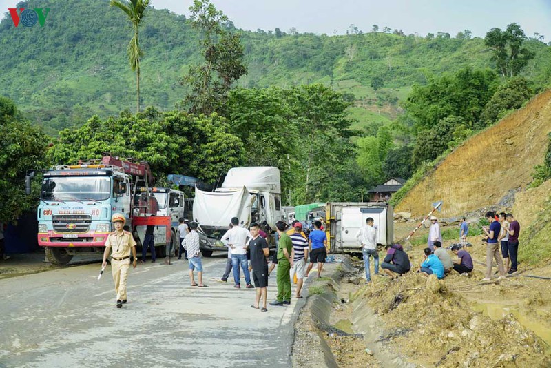 lai lat xe container tai diem den na loi (dien bien) hinh 1