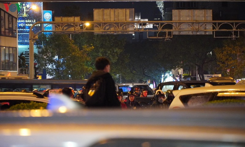 mua lon gio tan tam, giao thong o tp hcm un tac nghiem trong hinh 4