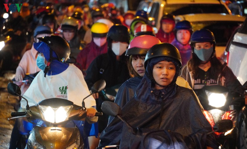 mua lon gio tan tam, giao thong o tp hcm un tac nghiem trong hinh 5
