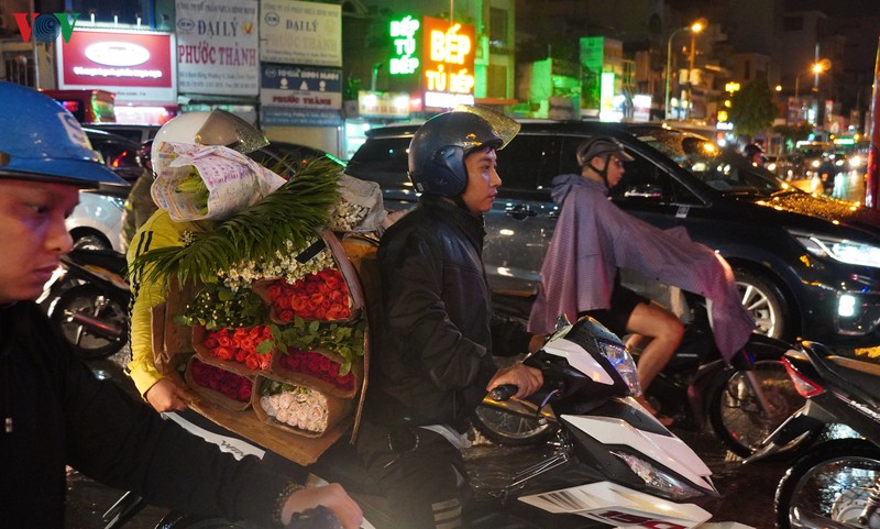 mua lon gio tan tam, giao thong o tp hcm un tac nghiem trong hinh 6