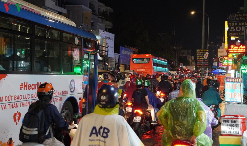 mua lon gio tan tam, giao thong o tp hcm un tac nghiem trong hinh 1