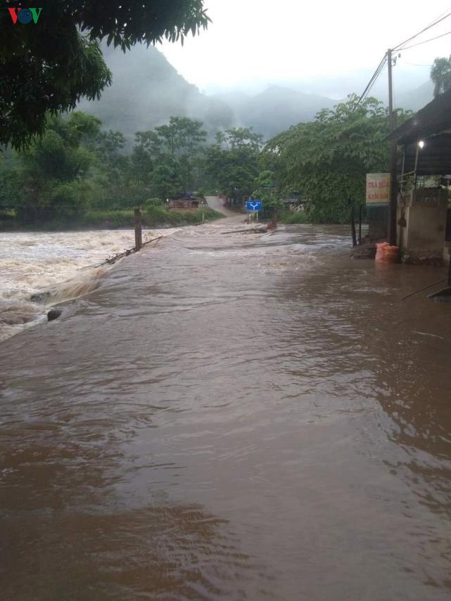 mua lon o bac kan lam 1 nguoi bi lu cuon troi tu vong hinh 1