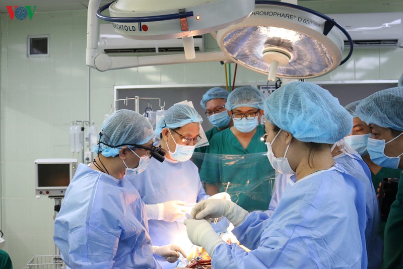 ghep thanh cong trai tim cua nguoi phu nu cho nam benh nhan o tphcm hinh 1
